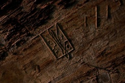 Znaki pozostawione przez niewolników drążących tunele sztolni. Prawdopodobnie wskazują istnienie innych części tajnego kompleksu.